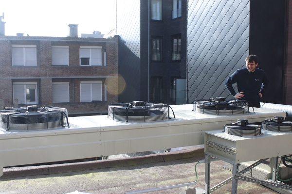De grote Kelvion condensor met 3 EC-ventilatoren voor de koelcellen en de kleinere Kelvion condensor voor de diepvriescel op het platte dak