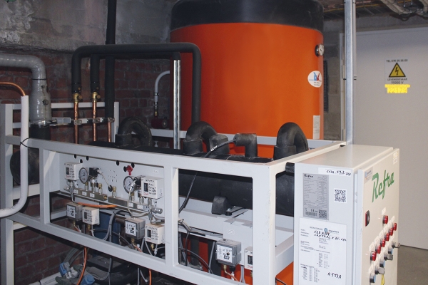 De Refra koelcentrale van 28 kW is uitgerust met o.m. compressoren van Bitzer