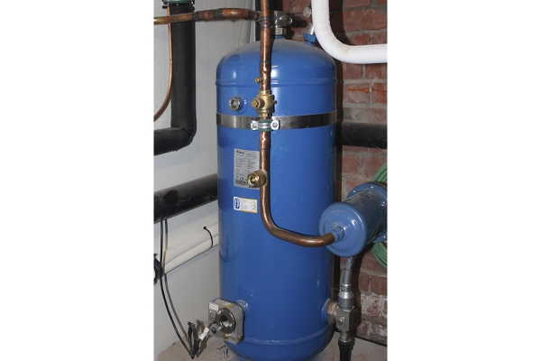 In dit vloeistofvat kan al het R513A koudemiddel worden opgevangen indien er onderhoudswerkzaamheden aan de koelinstallatie plaats vinden.